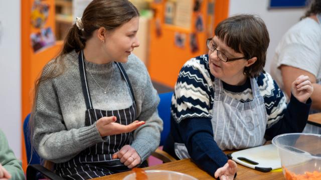 Jasmin with the volunteer Elizabeth in a cooking class